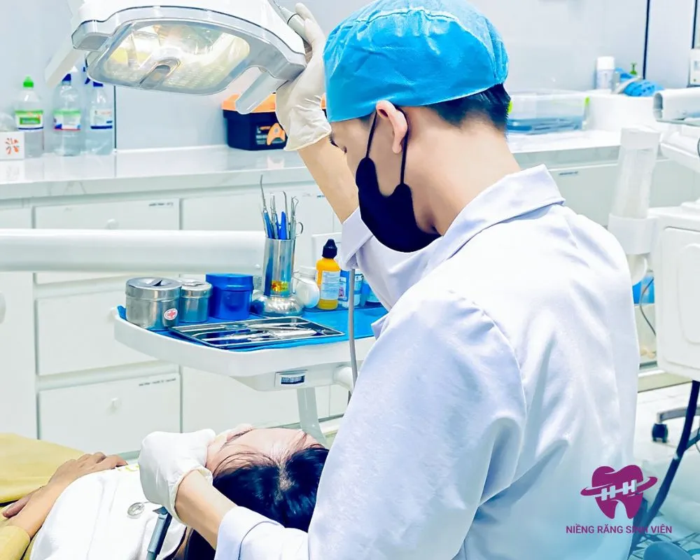 cắm vít niềng răng bao lâu thì tháo