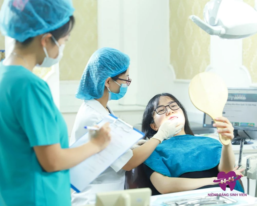 cắm vít niềng răng bao lâu thì tháo
