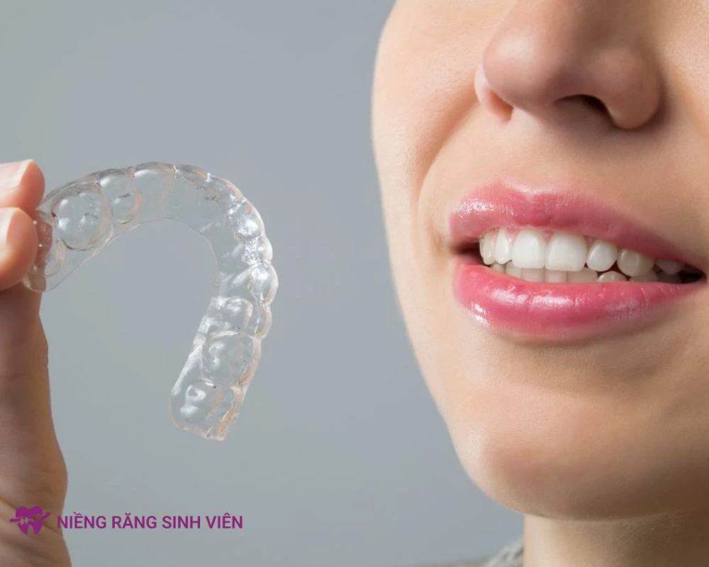 niềng răng trong suốt có đau không